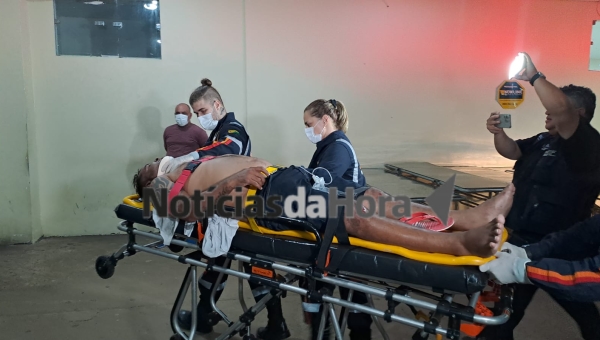 Motociclista em alta velocidade desvia de ônibus, colide com outra moto e cai desacordado na Avenida Ceará